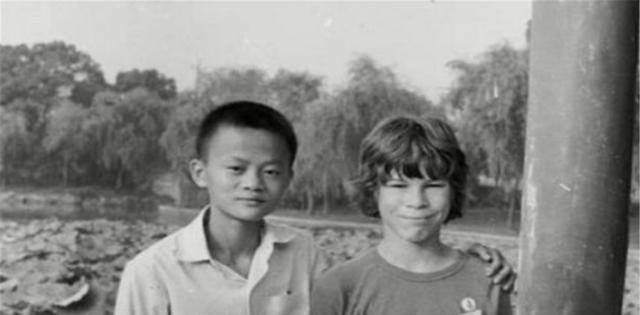 一对父子在马云上学时，每年资助400元，马云后来如何回报？
