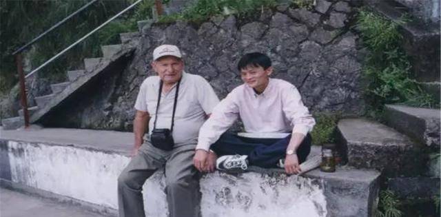一对父子在马云上学时，每年资助400元，马云后来如何回报？