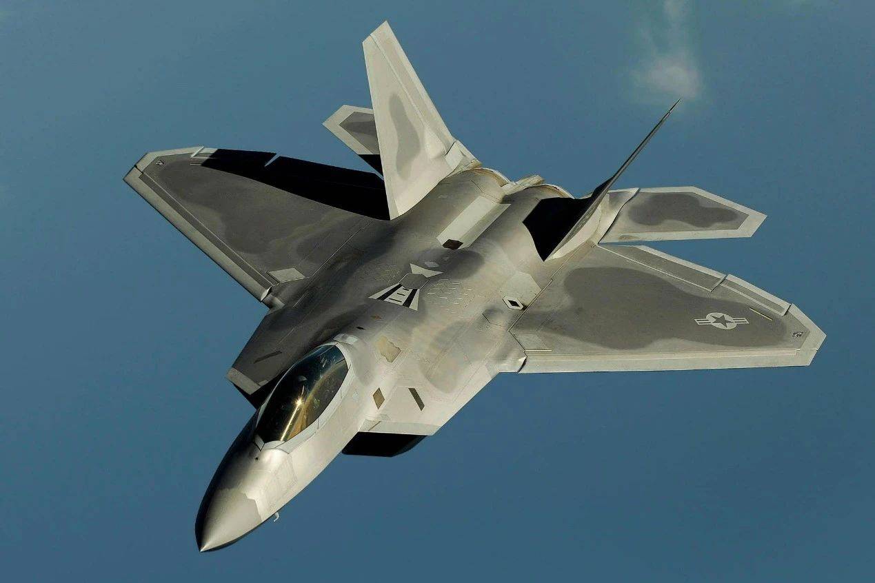 断崖式领先！美刚官宣六代机 F-47，“成都特产”机背进气道终于看清楚了