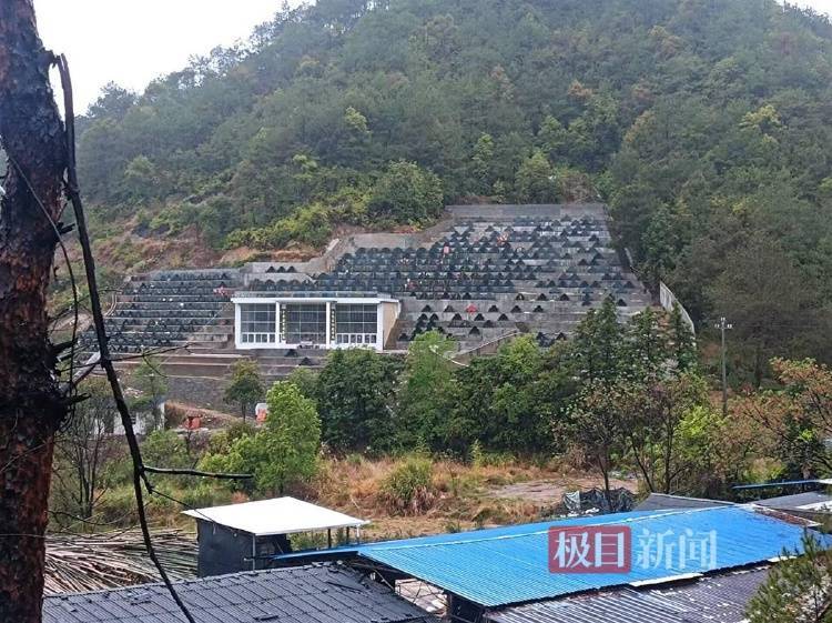 福建长汀县半山腰上现数百个违规墓穴：违建不止一处，单个售价3万多