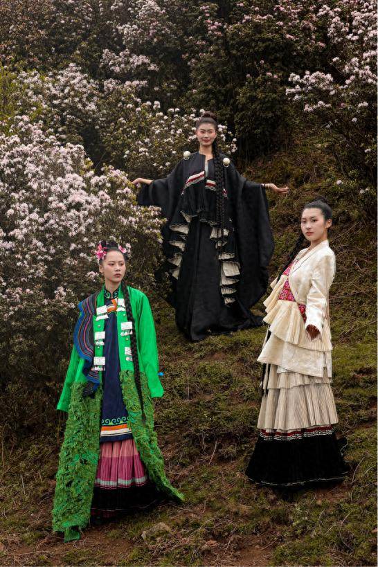 杜鹃花海映霓裳 乌蒙村秀绘就民族时尚新画卷