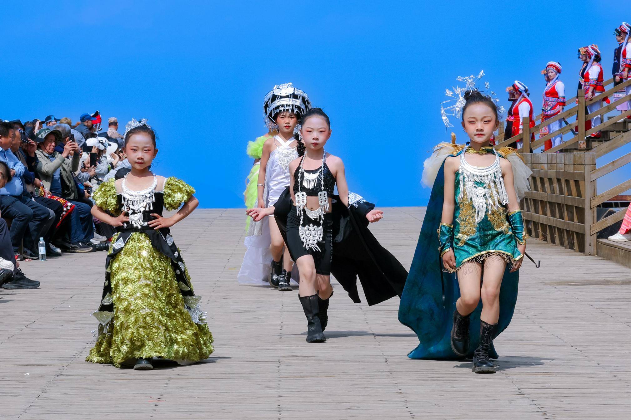 杜鹃花海映霓裳 乌蒙村秀绘就民族时尚新画卷