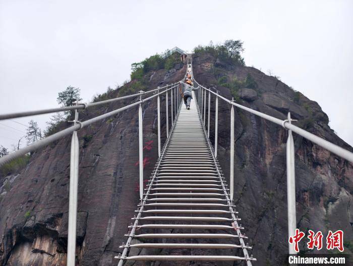 湖南岳阳全长300米“绝壁天梯”建成 游人体验惊险刺激